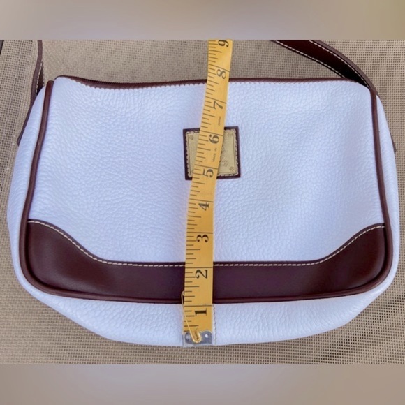 VGU Medallion Brand Crossbody Bag in Very Good, Clean Condition- Beautiful Piece - Picture 6 of 16